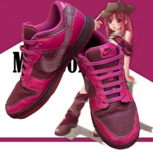 Nike dunk low valentines day - Asfeta valentinde dunks low Storlek 42 Condition 5/10 Ny pris 1200 Dm för fler bilder Pris kan diskuteras