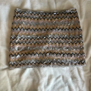 Kjol  - kjol i Missoni liknande mönster med paljetter. Bra skick! 