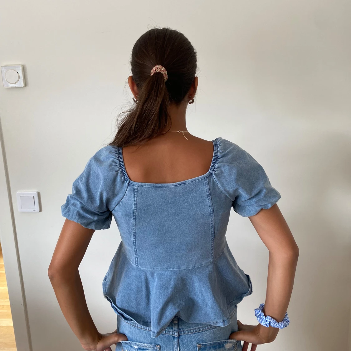 Blå jeansblus med puffärmar - 90