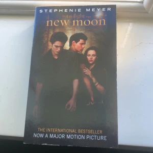 Twilight new moon bok - New moon twilight bok! Säljer då jag redan har en. Köpte second hand men är aldrig läst av mig🫶 pruta gärna den ska bort