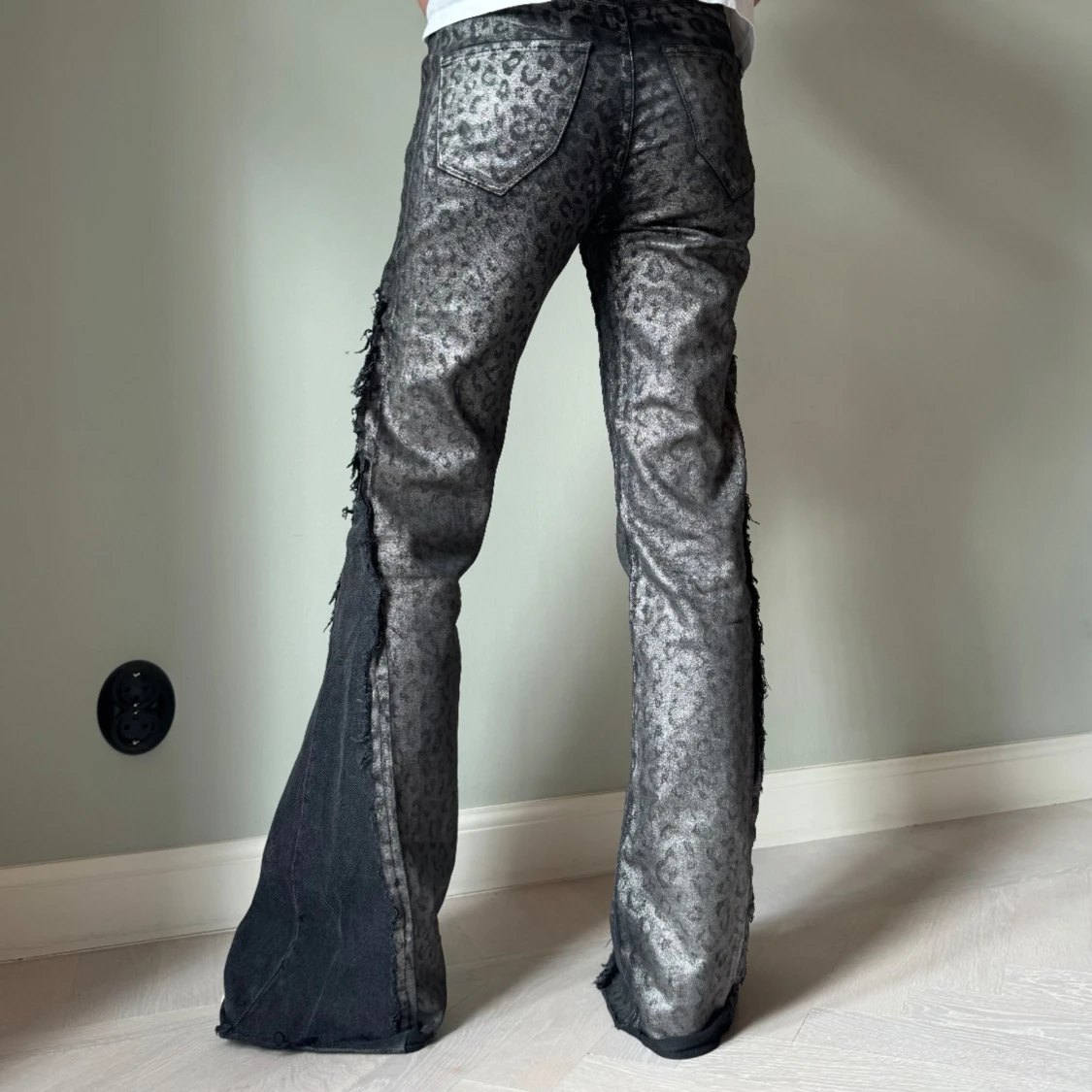 Svarta leopardmönstrade byxor med slits - 92