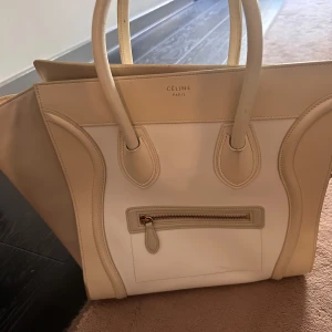 Celine luggage bag - Säljer min Celine väska som är sparsamt använd och inga repor eller skador  Modellen är medium Luggage  Vit och beige 