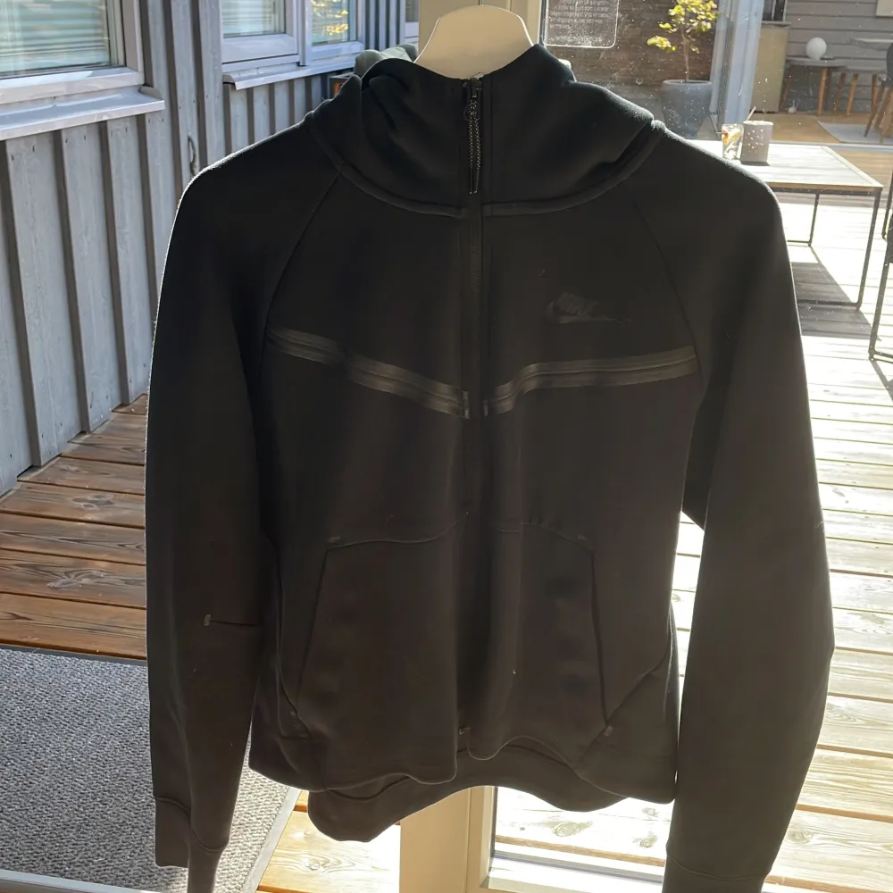 Svart nästan oanvänd Nike tech i dammodell i storlek M , Säljer för den inte är min stil längre , pris kan diskuteras . Hupparit & Collegepaidat.
