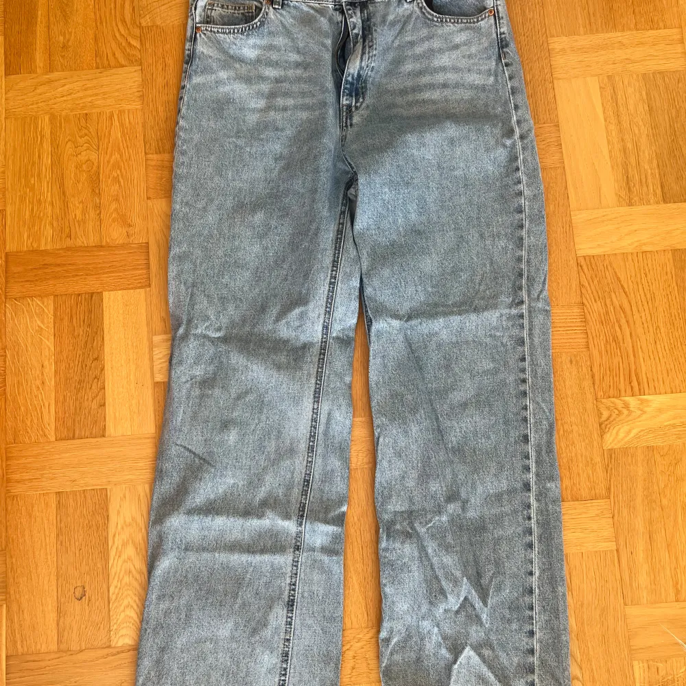 Blå raka jeans från HM. Storlek 46.. Jeans & Byxor.