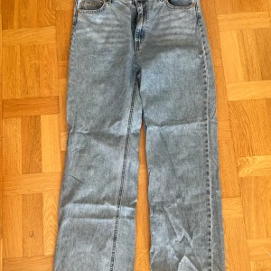 Blå raka jeans - Blå raka jeans från HM. Storlek 46.
