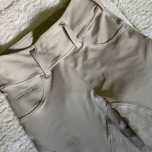 Ridbyxor mayadelorez - Superfina ridbyxor från mayadelorez!! De är andvänder max 5ggr så greppet är superfint och inga defekter. Beiga helskodda