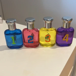 Säljer alla dessa parfymer  - Säljer dessa parfymer som ett kit💕 3an är helt fylld,1an och 4an är nästan helt fylld och i 2an finns det lite kvar 