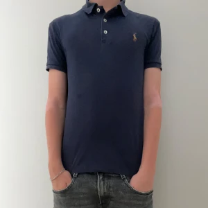 Polo Ralph lauren - Det är i XS SLIM FIT. Är jätte bra skick. Säljer tröjan för den är för liten nu. Är 175 och väger 60kg typ. Passar 165-170 som bäst. Köpte den på NK för 1299 kr . Säljer den 549. Skriv vid funderingar!😇