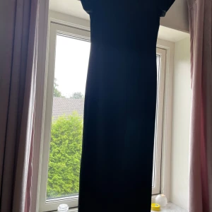 Svart lång klänning  - Vacker lång svart klänning super fin och sitter så fint och tajt. Säljer då den inte riktigt satt så bra på just mig. Helt oanvänd.