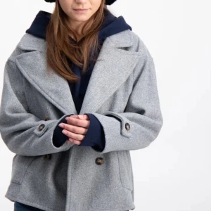 Grå kappa från ryvls  - Är helt oanvänd! Kort grå kappa från ryvls i modellen Stockholm peacoat, nypris 699kr. Pris kan diskuteras. ☺️☺️🫶🏻