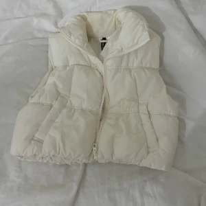 Vit väst från Hm - Säljer denna trendiga vita västen ifrån hm. Den är använd endast en gång. Storlek xs. Pris kan diskuteras🥰