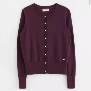 Mörkröd/lila Cardigan - Säljer en snygg och stilren mörkröd/lila kofta från Lindex. Perfekt för höst och vinter. Aldrig använd (pris kan diskuteras) Köpt för 350