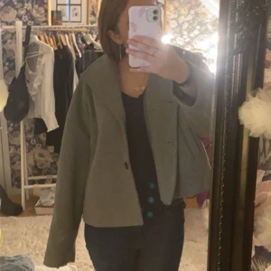 Jacka - Orginal pris 500,Jätte söt grå jacka i bra skick köpt från vero moda i höstas storlek L men passar även m eller s om man vill ha den overzised💕