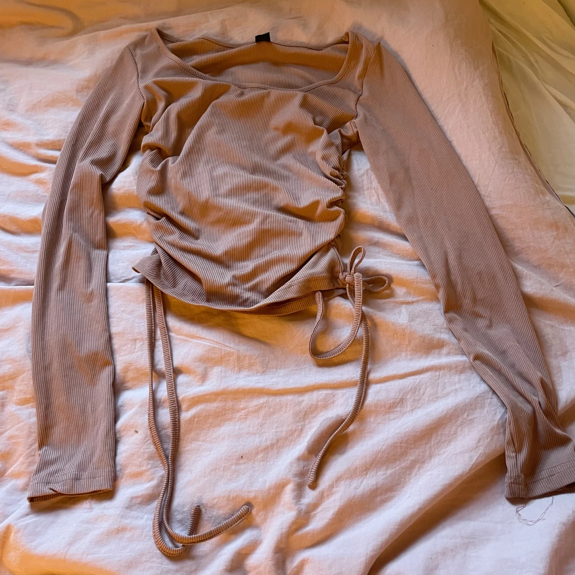 Beige ribbad topp med knytning - 90