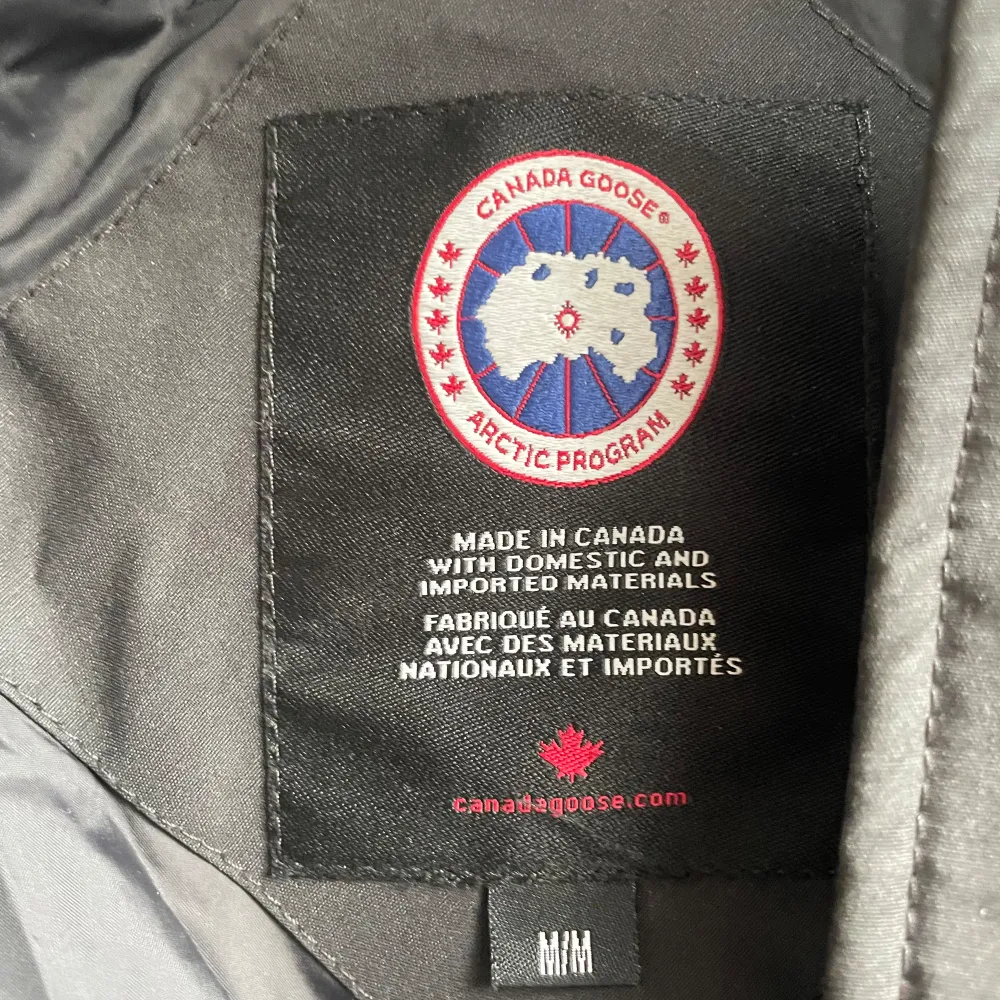 Canada Goose Carson Parka herr. Dyr och sällsynt modell, säljer den då jag inte känner att jag vill ha den längre och vill ha nåt nytt. Haft på mig den en vinter.  Pris kan diskuteras.  Originellpris 21000 kr. Jackor.