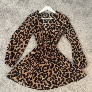Leopard klänning  - Bra skick  Aldrig använd  Storlek S