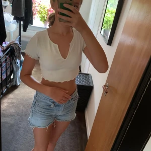 Kort tshirt - Kort T-shirt med detaljer💓Storlek M men jag brukar ha storlek xs-s som referens!