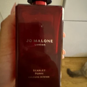 Jo malone scarlett poppy - Jo malone tyvärr saknas orginal locket men detta locket passar på flaskan 100 ml flaska med Ca 60 % kvar 