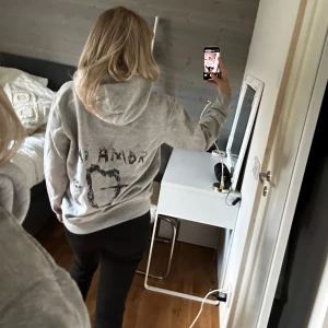 Mi Amor Hoodie - Intressekoll! På min fina fina Mi Amor hoodie från Mira Paris 💖 (inte helt säker på om jag vill sälja❣️)
