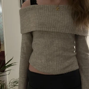 Off shoulder tröja  - Off shoulder tröja från H&M💕är i väldigt bra skick🌸stl S men passar även XS💕