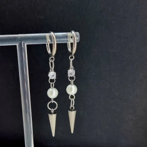 Handgjorda örhängen  - Handgjorda örhängen●Följ :@ekjewelryofficial🤲 ● 💎Material- 100% rostfritt stål, Zirconia kristall och pärlor ●Örhängeskrokar -rostfritt stål. Nickel fri. Längd -6cm. Vattentåliga, ändrar inte färgen! 