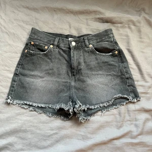 Jeans shorts 🖤 - Jeans shorts från junkyard🖤 Aldrig använt bara provat nyss Tvättas innan🫧