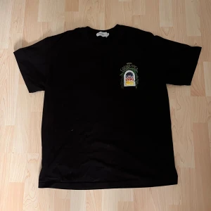 Svart t-shirt Casablanca - Säljer en svart t-shirt  Casablanca med en cool design på både fram- och baksidan. T-shirten är i bomull och har en oversized passform. Perfekt för vardagsbruk eller en avslappnad dag ute. Skicka ett meddelande om du är intresserad!
