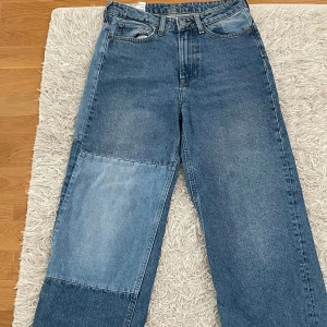 Jeans - Skithäftiga jeans med 2 färgblock. Välanvända men bra skick💕 hög midja, storlek 38 men skulle säga att de passar 36 också