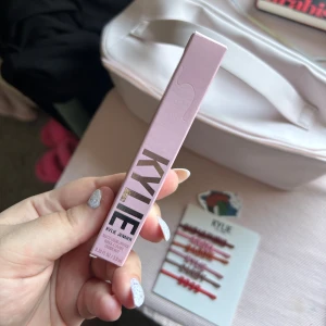 Kylie Jenner Matte Lipstick - Oanvänd, i färgen 604-hazel 🤎