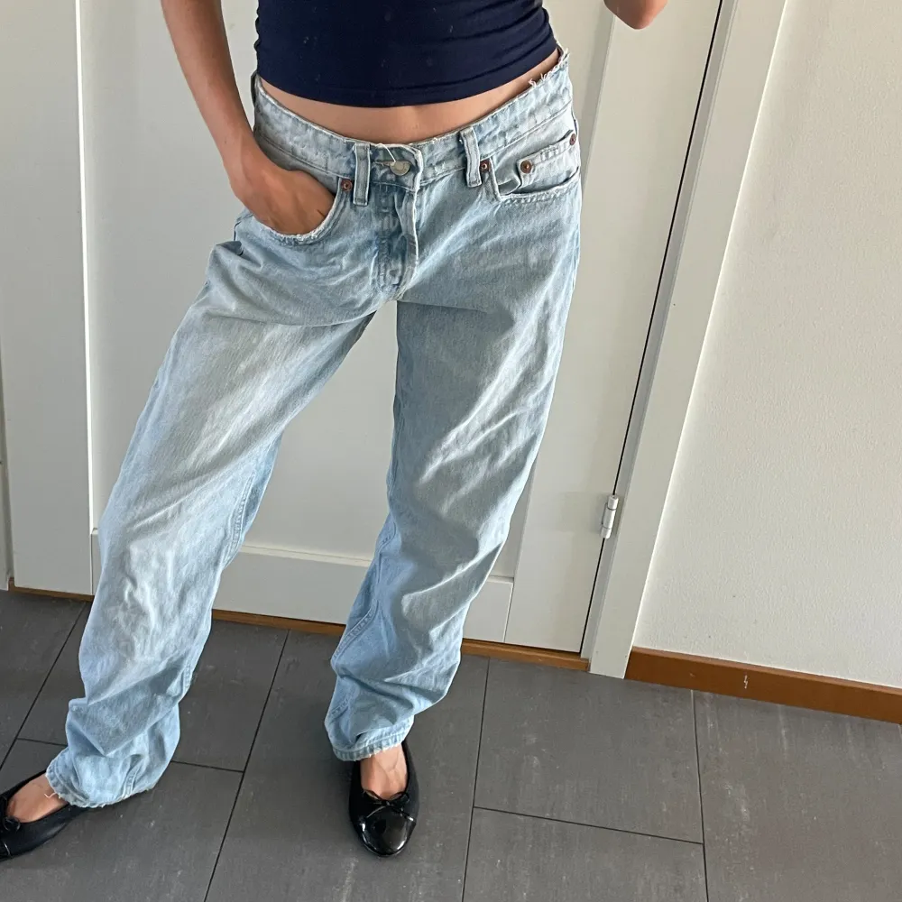 jeans från zara mid waist i strl 36. Används inte längre för att det har blivit för stora 🫶🏻. Jeans & Byxor.