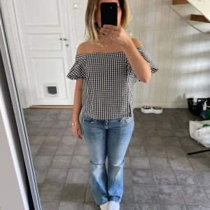 Rutig of shoulder tröja - Rutig of shoulder tröja i storlek S. Jättebra skicka. Tröjan är ifrån T•I•M•I•N•G 🥰