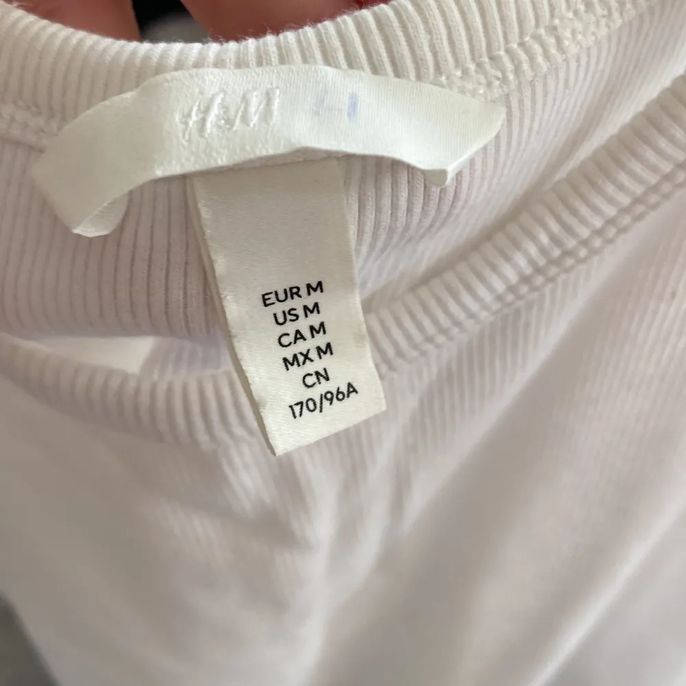 Säljer en vit ribbad linnetopp från H&M. Den är ärmlös och perfekt för sommaren. Toppen är i storlek M och är gjord av ett mjukt och bekvämt material. Perfekt för en avslappnad och stilren look! köparen betalar för frakt . Yläosat.