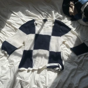 Unik stickad tröja - Unik och speciell stickad tröja med rutor i marinblå och vitt, kortare ärmar, storlek S men oversized