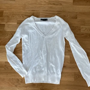Vit tröja - En snygg vit v-ringad tröja. Den är i bra skick, inga defekter då den knappt vart använd. Skriv privat för mer info❤️