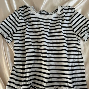 Basic t-shirt - Randig T-Shirley som är perfekt till det mesta💖bra skick är lite kortare över magen