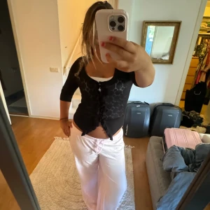 Volang kofta  - Säljer min fina volang kofta. Köpt secondhand men är väldigt bra kvalitet. Den är väldigt tunn och passar bra med ett linne under. Använd Max 2 gg och säljer pga att den inte kommer till användning! Svårt att få me dens detaljer på bild! Hör av er! 🤗