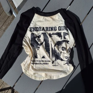 Svart och vit långärmad tröja med tryck - Säljer en cool långärmad tröja med svart tryck, använt skick utan defekter! hör av dig för fler bilder eller om du har frågor, använd gärna köp nu