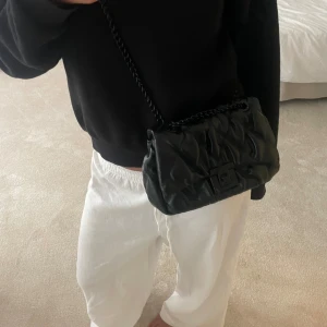 Axelremsväska  - Axelremsväska som är använd Max 2 ggr, ser ut precis som ny! Väskan har justerbara axelband som kan bli både en axelväska men även axelrem.  Bra i storleken då den rymmer mycket!