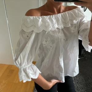 Vit blus - Säljer denna superfina oanvända blusen ifrån & Other stroies💕nypris 700kr