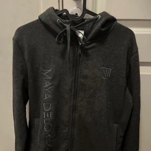 Maya delorez - Super fin zip hoodie från maya delorez som är i väldigt fint skick då den är använd fåtal gånger! Nypris ca 900-1000kr💗 vill få såld fort!