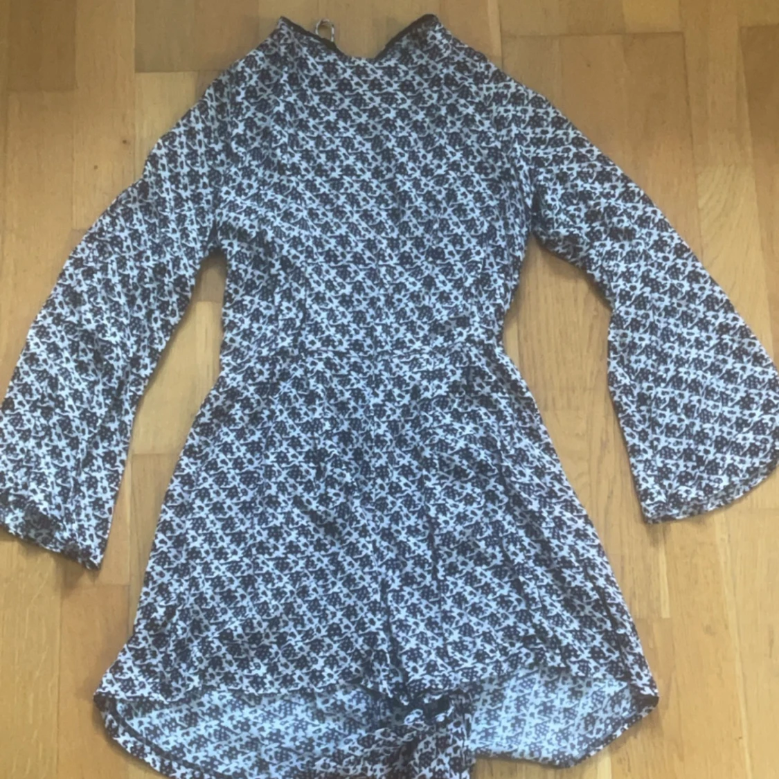 Klänning med öppen rygg