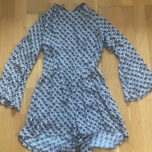 Klänning med öppen rygg - Jätte söt klänning med öppen rygg, knytning i halsen och insydda shorts!