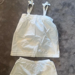 Super söt pyjamas  - Säljer nu denna supersöta pyjamasen ifrån zara. Den är helt ny med lapparna kvar, hann inte skicka tillbaka i tid. Storlek 164 vilket motsvarar xs-s🤍🤍