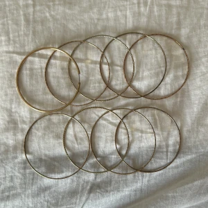 Guldiga bangels - 9st guldmönstriga armband, även kallade ”bangels” Skitsnygga att komplettera outiften med 🌟 säljer för 30kr stycket 🥰