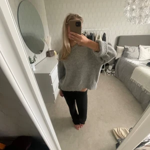 Ljus grå stickad tröja  - Stickad tröja från zara 