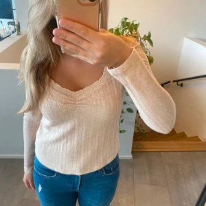 Ljus Rosa Stickad Tröja  - Super fin ljusrosa stickad tröja från Mango i storlek S💖