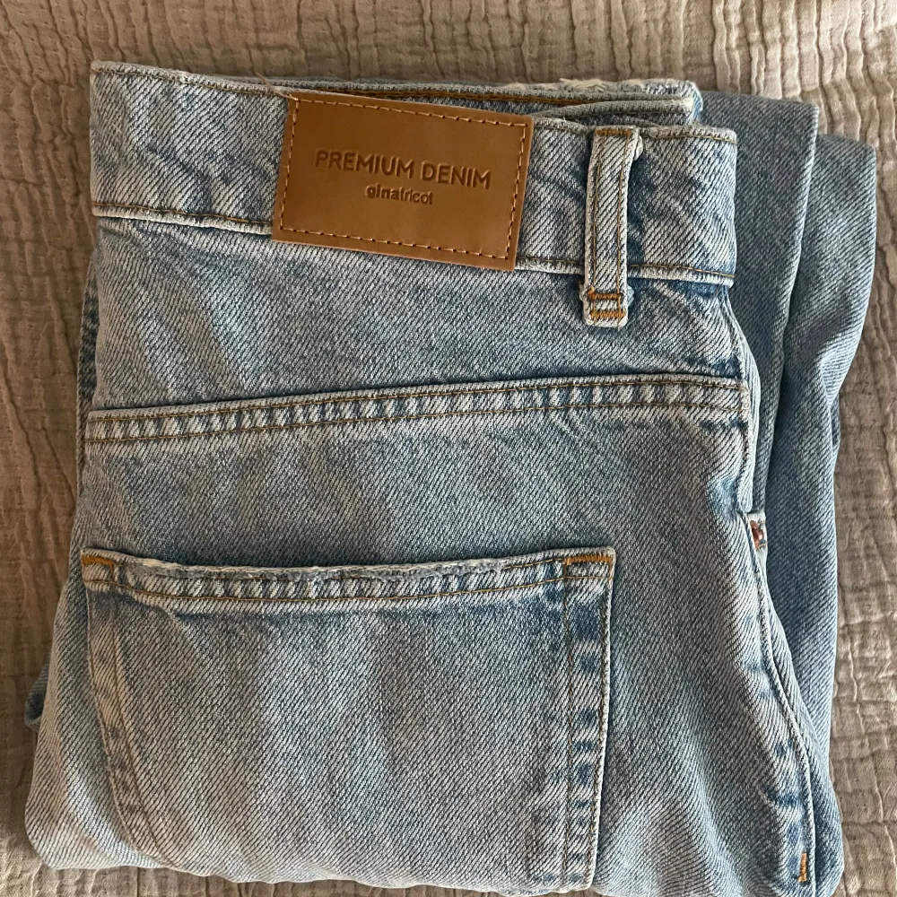 Ett par momjeans från Gina Tricot som är i bra skick och knappast använda💙. Jeans & Byxor.