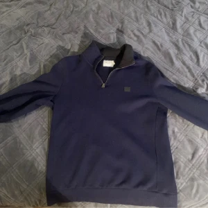 Les Deux - Half Zip - Ett jättefin stickad halfzip från Les Deux i marinblå färg. Otrolig skön nu till hösten/vintern och passar till en mängd outfits.