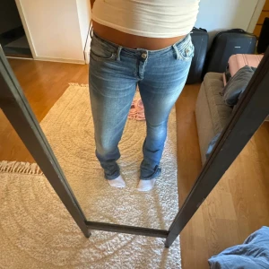 Low waist bootcut jeans  - Säljer dessa snygga Jeansen då dem inte kommer till användning längre. Slitna ner till då dem har varit för långa, men det går att klippa bort! Lite skrynkliga men det går att stryka! Köpta på en outlet för länge sen så märket är oklart. Hör av er!🤗