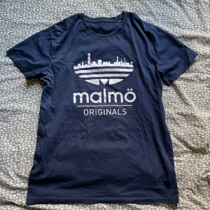 Malmö tshirt - Mörkblå tshirt i 100% bomull. Fint skick. 71 cm lång.
